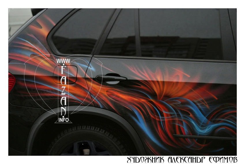 Цветная аэрография на черном автомобиле BMW X5. Фото 05.