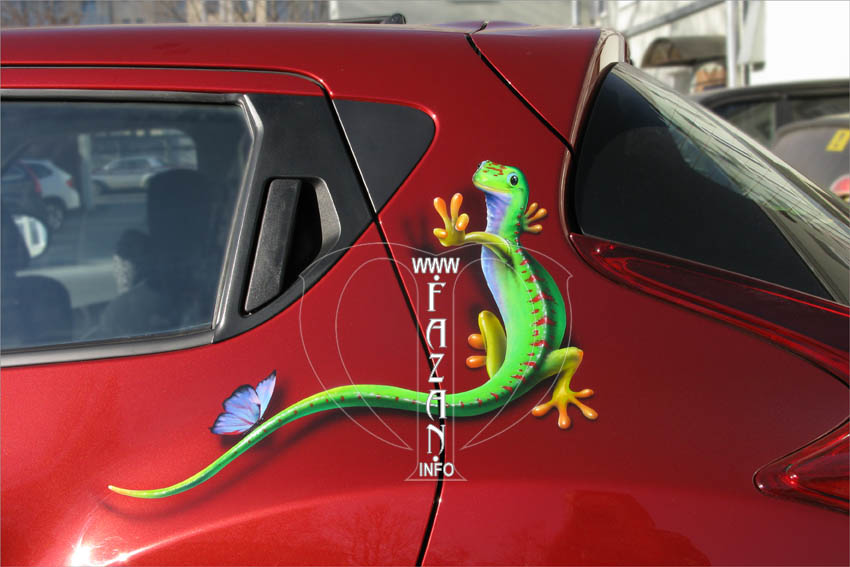 Аэрография ящерицы на красном автомобиле Nissan Juke, фото 03.