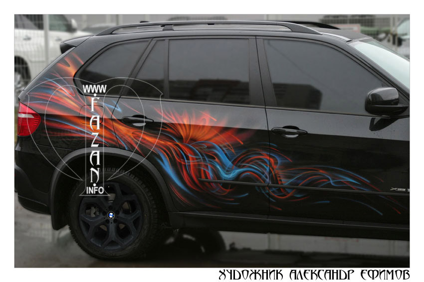 Цветная аэрография на черном автомобиле BMW X5. Фото 04.